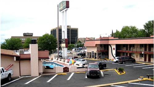 Santa Fe Inn - Pueblo 