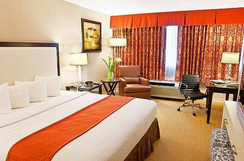 Holiday Inn & Suites Boston Peabody 