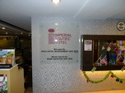 总台不算很大，没有国内常见的柜台，也就3张办公桌而已