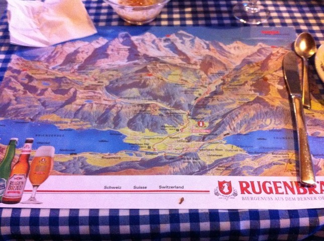 酒店的早餐真奢侈，拿少女峰的地图当餐布。