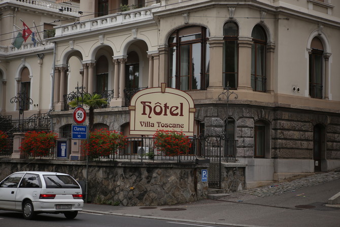 我们住的酒店Hotel villa toscane。酒店的电梯很窄小，但房价异常的大。 