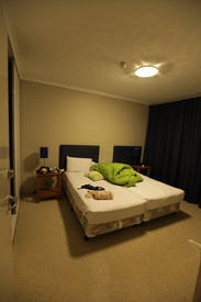 这是其中的一间卧室，双人床居然是两张单人床拼起来的。