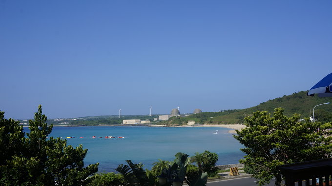 室外吃早饭看到的海景