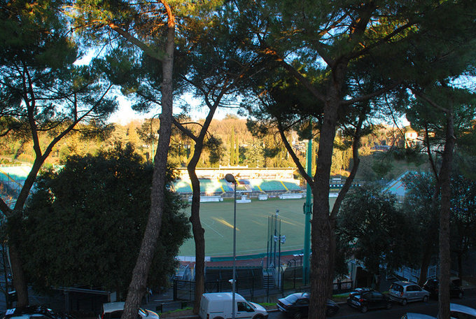 酒店就在体育场旁，从窗户就可以看到。体育场小巧玲珑，周围全是绿化。