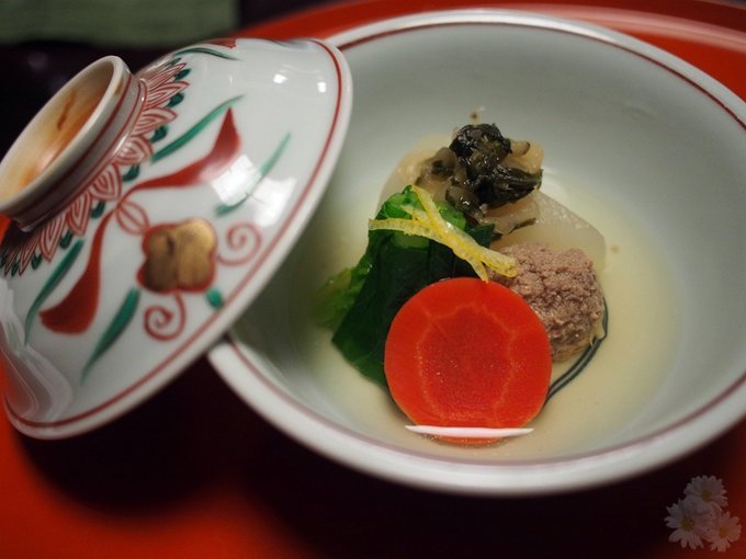第六道菜是煮物，一个肉丸子煮萝卜青菜，很京怀石的感觉，朴素的美感。