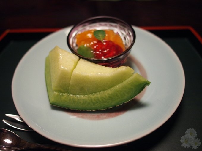 餐后的甜点是蜜瓜和水果啫喱，蜜瓜很甜，与寿司之神的比水分略少，甜脆感更足。