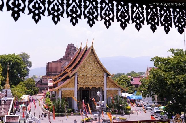 从阳台望去，不可言喻的查迪隆寺。