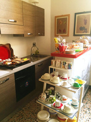 厨房24小时开着，冰箱塞满了酸奶，牛奶，新鲜水果，各类奶酪黄油 每天女主人都会补货