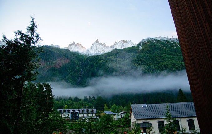 酒店的背后就是雪山和缆车站