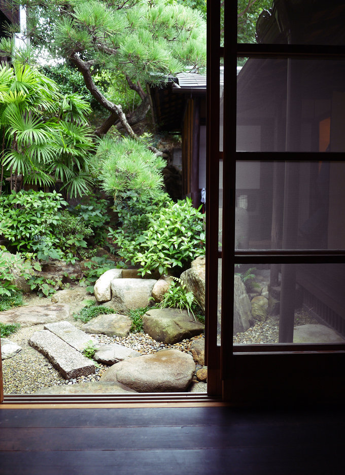 院子里各类植物，错落有致，随便一个角落都是美景，穿着木屐穿行在石板路上，特别有感觉。