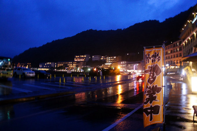 酒店外雨天的河口湖畔