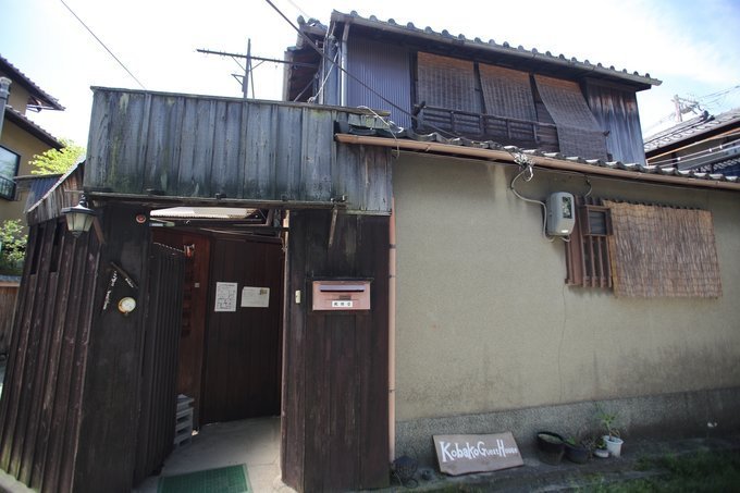 超低调的门口，我们晚上11点多到达，黑呼呼的都没有见到招牌以至于走过头了。地点在平安神宫附近。