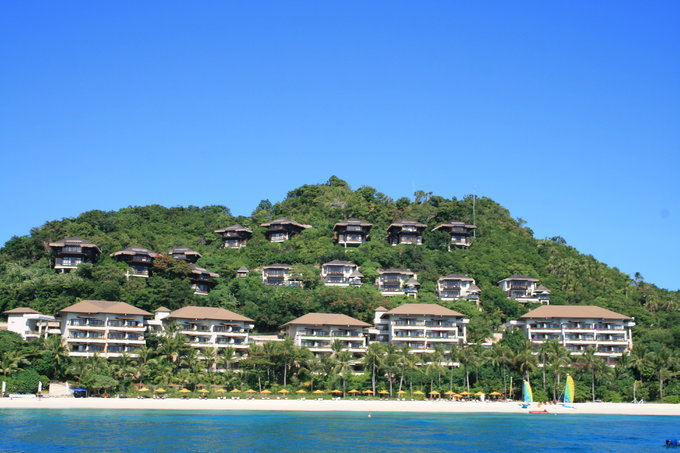 去无人海滩时看到了岛上一端矗立着华丽丽的香格里拉酒店，心想下次姐再来能住那里就好了。