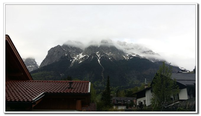 酒店前就是雪山，虽然现在是在雨中雾里，但还是养眼