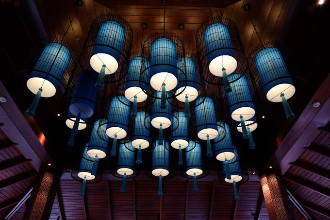 餐厅的吊灯也是酒店主页上的宣传照片之一。 