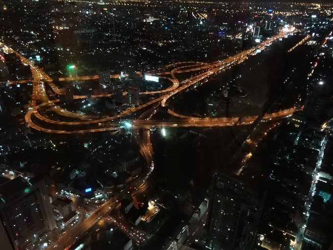 背着相机登上顶层看夜景。旋转的露天观景平台~凉风拂面，华灯溢彩，整个美翻啦！~
