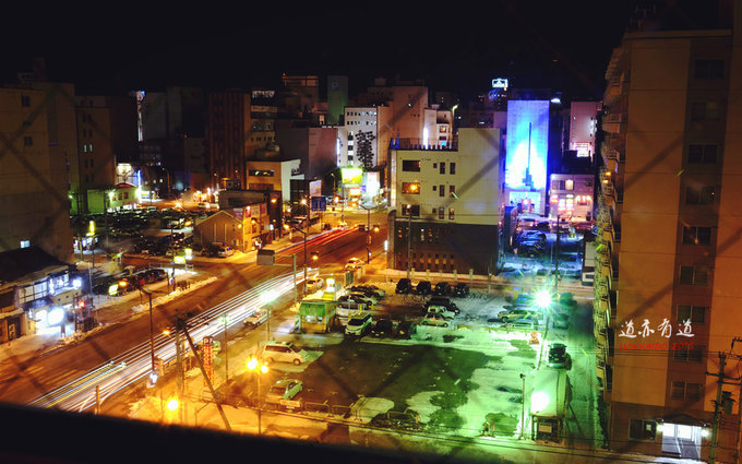 酒店窗外远远的对着旭川的滑雪场，夜半还灯火通明的。