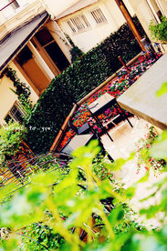 从房间望下去就可以看到别致的小花园
