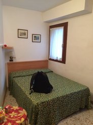 没骗你们, 这张照片展示的就是房间的全部了...然后桌上的就是所谓的早餐…
100欧! 100欧啊!!!!! 800块钱人民币啊!!!! 在国内能住香格里拉或者希尔顿无压力啊!!!!! 在美国也能住个Holiday Inn express啊!!!!!