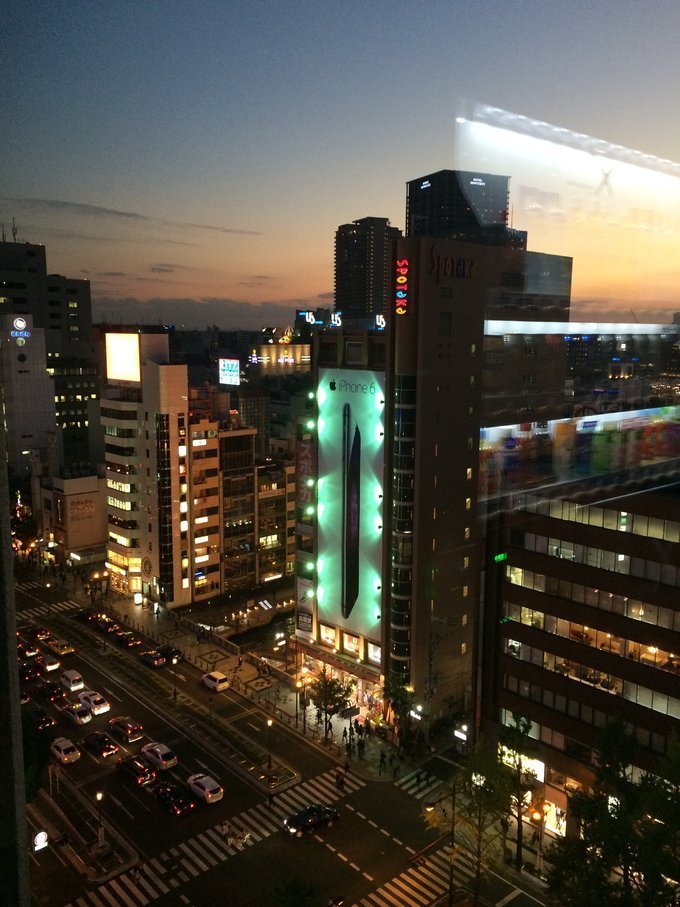 在大阪住了时尚的cross hotel, 由于住在顶层14楼, 所以看到窗外的景色也不错.