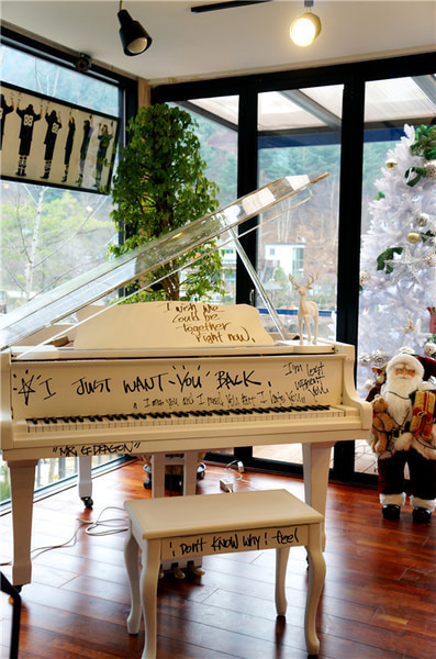 钢琴是权志龙最新专辑里的《WHO YOU》这首歌MV里的钢琴，现在搬回了山庄,就在山庄里放着哦.哈哈.....太帅了，这个钢琴....