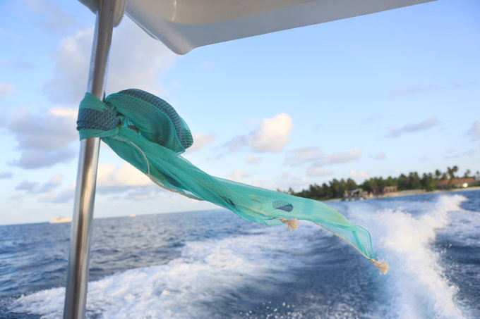 将这块也叫做 “哈达哈”的丝巾束在远去的快艇上，让它随海风飘扬，让它再留恋的看一眼生命中的哈达哈岛屿。

再见吧，难忘的哈达哈！再见吧，碧蓝的印度洋！再见吧，我们的好时光！ 