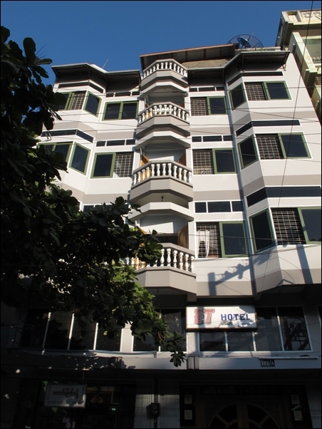 我们当时是电话预定的，E.T HOTEL（天福宾馆），Ph：02-65006，66547，011203529，名片上的号码，不知现在还能不能用