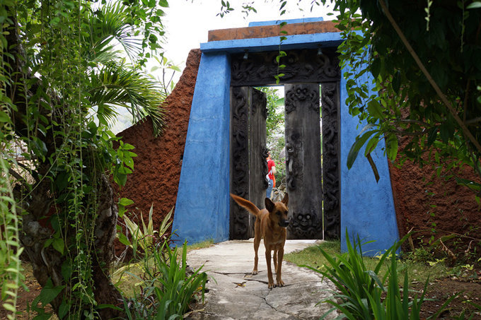 这是Katana的宠物之Gasia。穿过那扇木门，就是villa的主建筑群了。