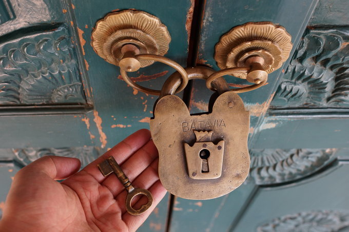 门上这把锁据说有近百年历史了。管家千叮咛万嘱咐，千万不能把钥匙弄没啦。 