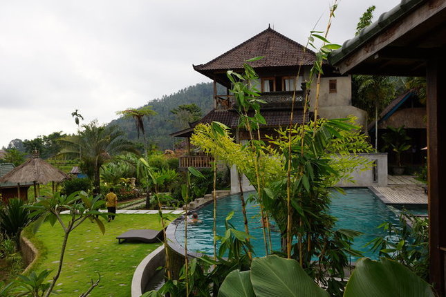 无边泳池是巴厘岛的特色。在这样的景色下游泳是不是很爽呢。 