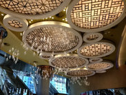 酒店的大堂，装修很豪华，在大堂的正中位置摆放着一尊马首铜像，是圆明园十二生肖“水力钟”喷泉之马首铜像的复制品，两边牌子介绍说是2007年9月由这家酒店的老板何鸿燊博士经香港苏富比拍卖行以6910万港元成功收回，并将铜像捐赠给国家，其成交价也创造了中国清代雕像之世界最高记录，赌王就是有钱啊！

