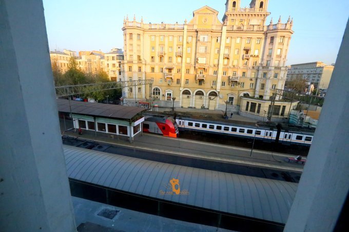 酒店房间里拍摄火车站，清晨的莫斯科很美