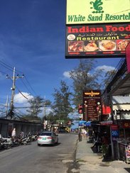 当时选这一家完全是看重了它地理位置好。照片可以看到，出酒店右拐过个小十字路口大概200米就是海滩。
