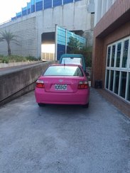 到了之后，民宿老板的儿子，建行（在大陆都知道有个叫建设银行，其实人家叫建xing啦~）开着一台绝对好认的车，真是绝对好认，不信你看！这骚气粉你说认不出来我真的不信，哈哈哈，建行哥是个有趣的人呐~说好了下次开你自己的车来载我！自己的！