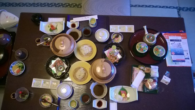 晚上在酒店吃的晚餐，日式旅馆是有晚饭送到房内摆好的规矩。吃完打电话给前台就行，他们会派人上来收拾、铺床。