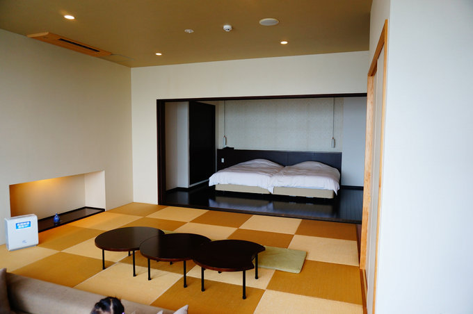 这间是和洋室房间，就是即有榻榻米，还有2张大床，房间和日本其他的经济酒店相比，简直是太大了，大概有80几平米，小朋友一到房间就开始兴奋的跑圈了