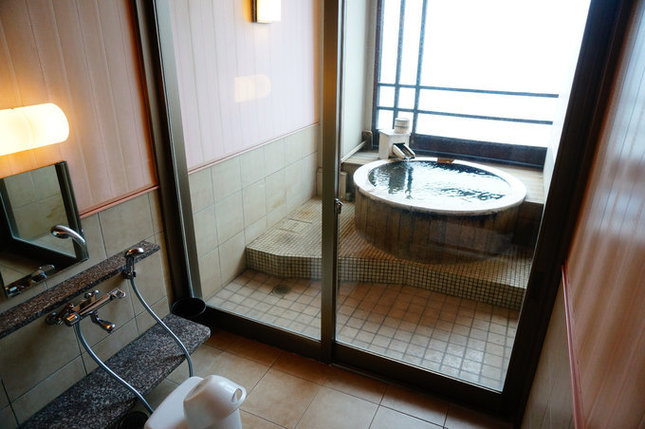 每个酒店房间都自带温泉浴缸