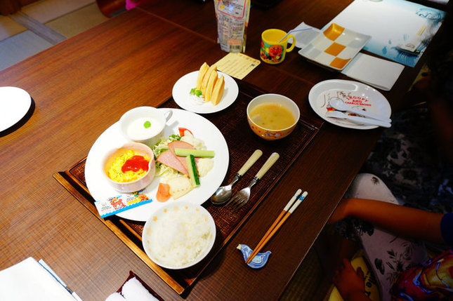 第二天的早饭是酒店含的，分日式和西式，味道没的说。还有小朋友的早饭，不过这个早饭需要另外加钱。