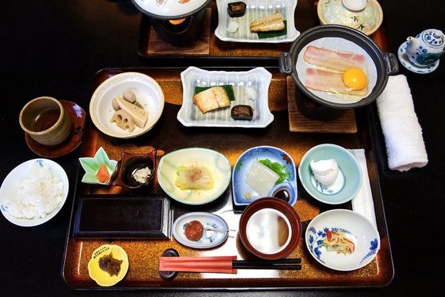 登别温泉之旅在一餐极其丰盛的早餐中结束。话说这家花中亭温泉酒店基本上是本次日本行极其推荐的酒店，不信请看看早餐的颜值。