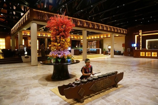 酒店的大堂里，有人一直在奏乐，表演着民族乐器，香格里拉的风格哟！