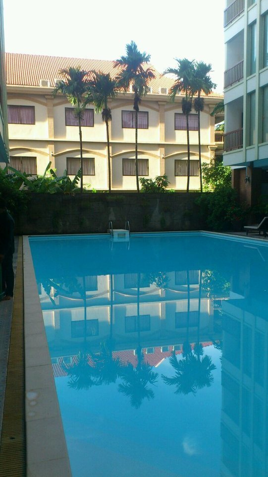 早上出发前，回头再来张酒店的游泳池，风景独好
