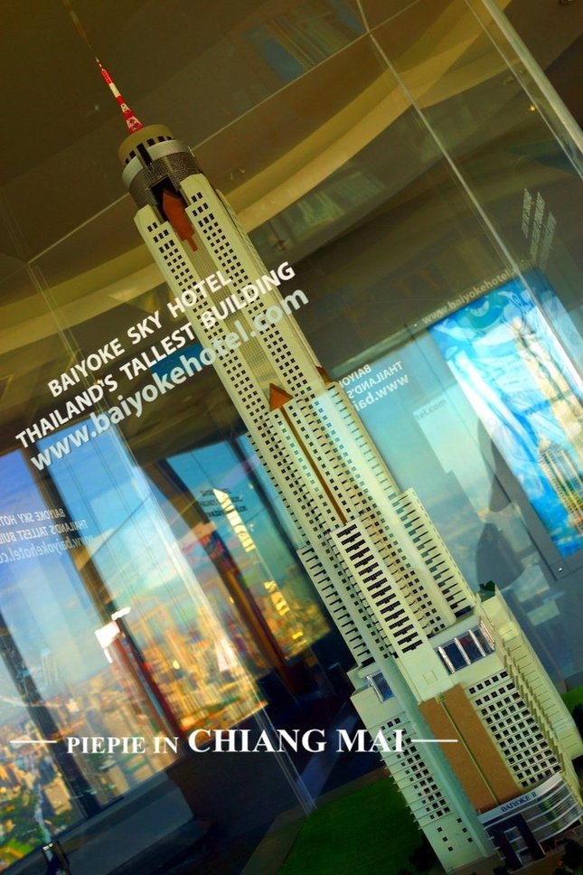 彩虹云霄酒店的模型，这座堪称曼谷最高的建筑。即便你不下榻。也不妨登上顶层看看，这个角度俯瞰到的曼谷绝对不会让你失望。