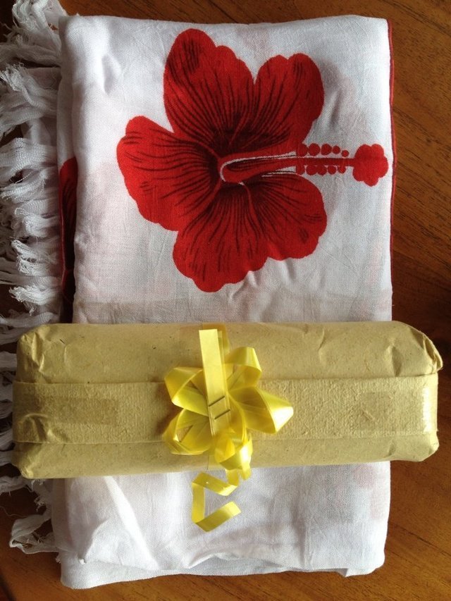 酒店的欢迎礼物：朱槿图案的丝巾