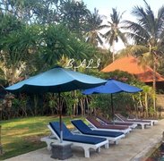 泳池到咯～这里的泳池都比国内温度高，很舒服～