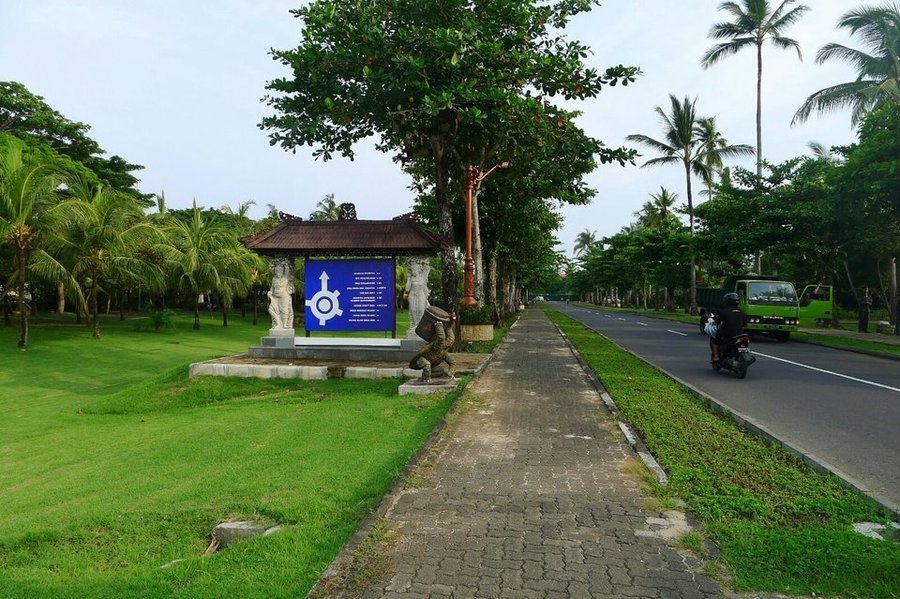 出门觅食。酒店餐饮估计比较贵（好歹是五星级），威斯汀离Bali Collection不远，这是努萨杜瓦酒店区唯一一个公共餐饮娱乐地，所以我们走路去吃饭