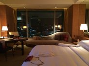 入住香格里拉～床上放的是一套全绵的睡衣，是睡衣不是浴衣喔！本人这次忘了带睡衣，到时也不介意天天裸睡，不过大小正合适的睡衣暖到我了～