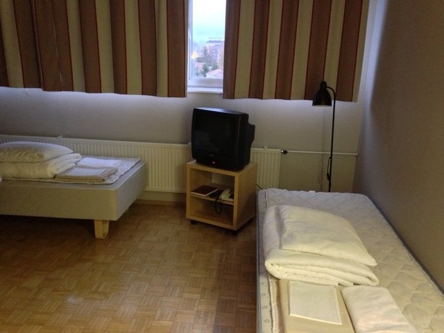 我们的tiny room，好在就一个晚上。芬兰的hostel自助性很高，我们需要自己套上枕套，被罩，自己铺床单。第二天早上10点前，需要把枕套被罩床单及毛巾放到指定的回收地点，把门卡留在大堂的Key box里面，谁设计的这个system啊
