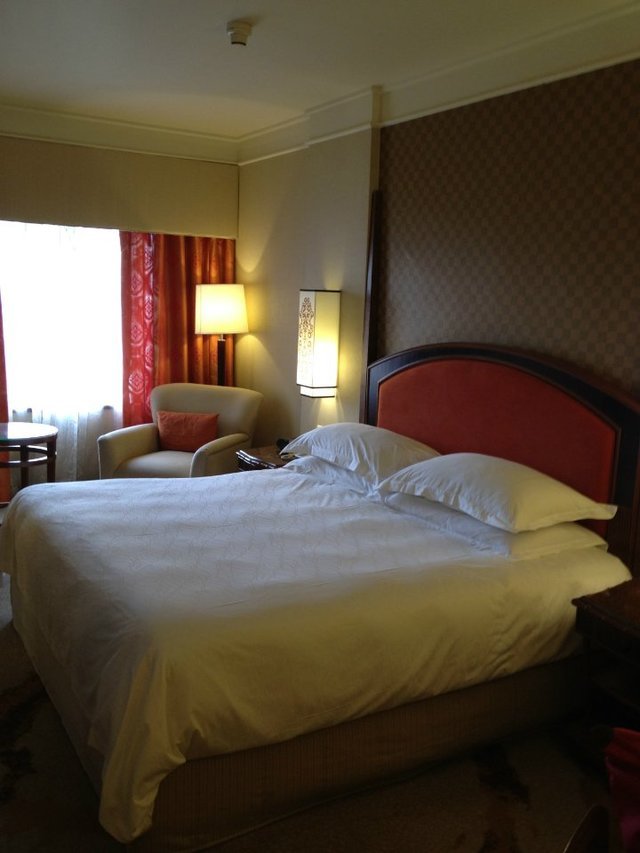 酒店房间的超大床，横着睡，竖着睡，斜着睡，随我怎样都行。