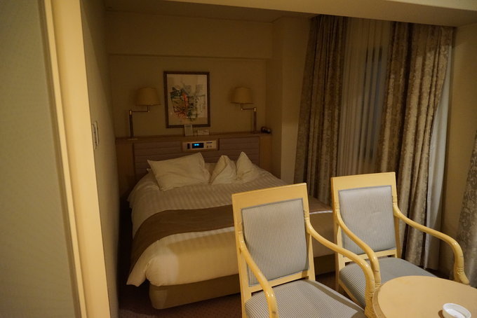 房间，比较奇葩的是，酒店的电子闹铃是在床头，在晚上还会发光，我们只能拿个枕头挡着才能睡着，真不知道这么奇葩的设计是谁想出来的。 